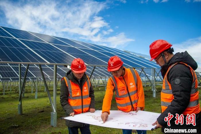 施工技術(shù)人員正在認(rèn)真核查柯拉一期光伏電站相關(guān)設(shè)計數(shù)據(jù)等。　劉忠俊 攝