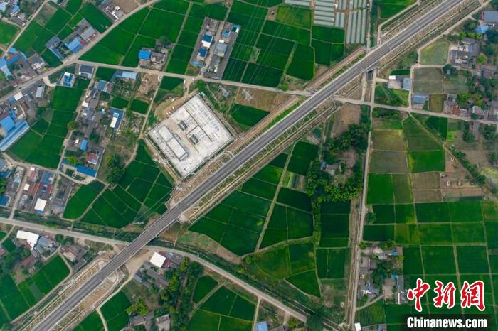 空中俯瞰綿竹牽引變電所和川青鐵路成黃段鐵路線。　劉忠俊 攝