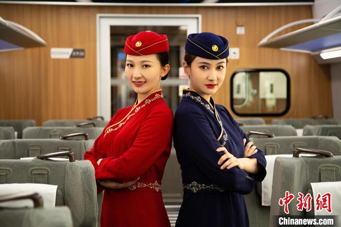 圖為整體色彩以“深藏青”和“喇嘛紅”為主調(diào)的西格段“復(fù)興號(hào)”動(dòng)車組乘務(wù)員新制服。　李磊 攝