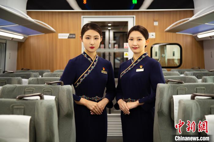 圖為整體色彩以“深藏青”為主調(diào)的西格段“復(fù)興號(hào)”動(dòng)車組乘務(wù)員新制服?！±罾?攝