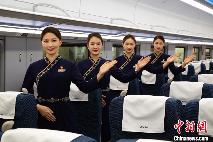 圖為身穿新制服的青藏鐵路西格段“復(fù)興號(hào)”動(dòng)車組乘務(wù)員。　李磊 攝