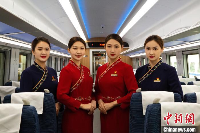 圖為整體色彩以“深藏青”和“喇嘛紅”為主調(diào)的西格段“復(fù)興號(hào)”動(dòng)車組乘務(wù)員新制服?！±罾?攝