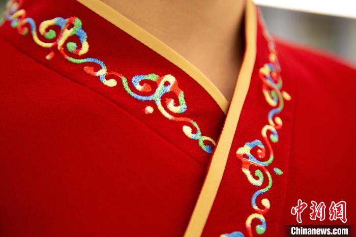 圖為新制服領(lǐng)口點(diǎn)綴有蒙古特色的烏力吉紋繡花?！±罾?攝