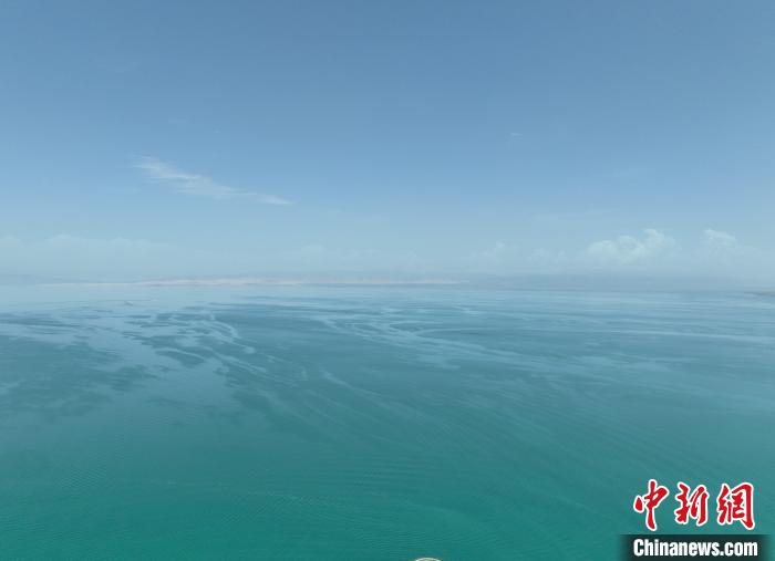 圖為航拍仲夏時(shí)節(jié)，青海湖水天一色?！∑钤鲚?攝
