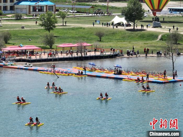 圖為航拍游客青海湖二郎劍景區(qū)體驗(yàn)娛樂項(xiàng)目?！∑钤鲚?攝