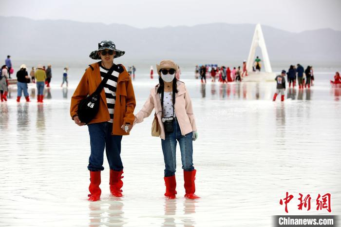 圖為游客在茶卡鹽湖之中。　薛蒂 攝