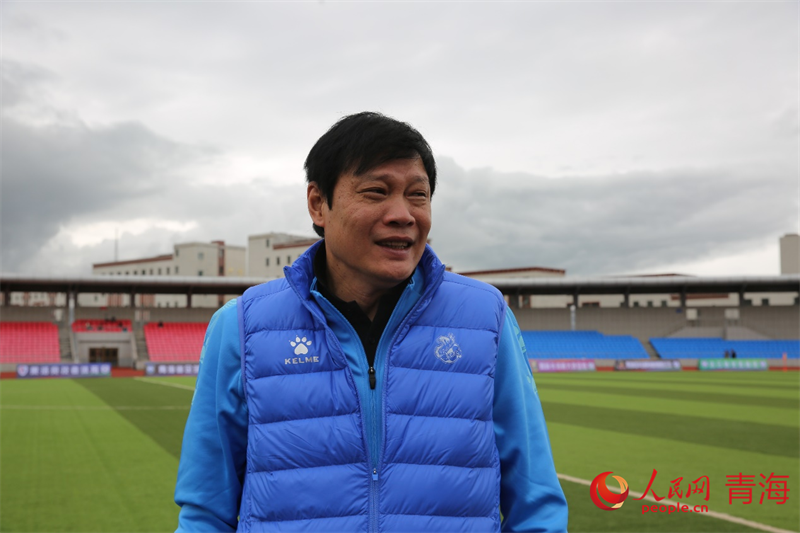 中場休息時與球員交流的范志毅。人民網(wǎng) 馬可欣攝