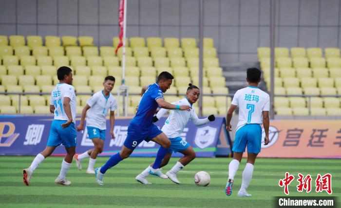 圖為班瑪隊(白)與達(dá)日隊在球場進(jìn)行比拼?！●R銘言 攝