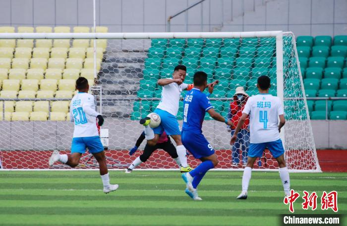 圖為班瑪隊(白)與達(dá)日隊在球場進(jìn)行比拼?！●R銘言 攝