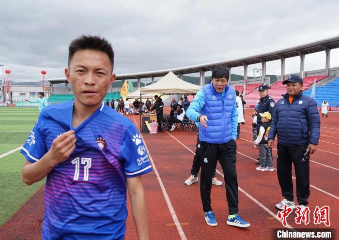 圖為范志毅在球場邊指導(dǎo)球員?！●R銘言 攝