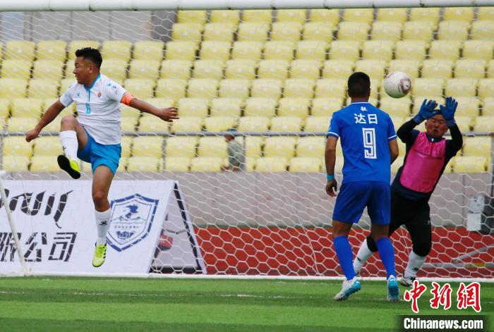 圖為班瑪隊(白)與達(dá)日隊在球場進(jìn)行比拼?！●R銘言 攝