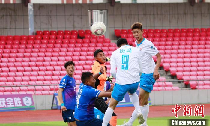 圖為班瑪隊(白)與達(dá)日隊在球場進(jìn)行比拼。　馬銘言 攝