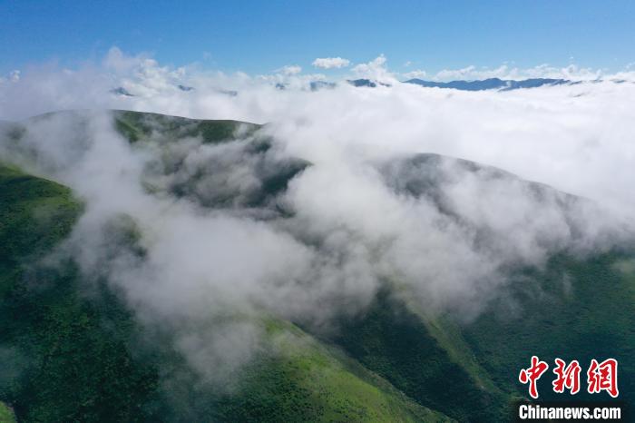 航拍賽來塘鎮(zhèn)山間云霧繚繞?！●R銘言 攝