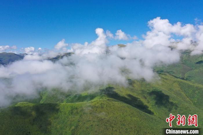 航拍賽來塘鎮(zhèn)山間云霧繚繞?！●R銘言 攝