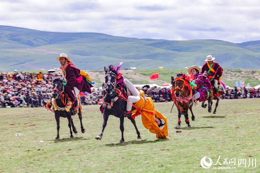 馬術(shù)表演現(xiàn)場(chǎng)。洛絨尼瑪攝