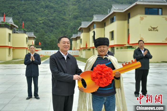 四川瀘定:部分村民遷新居地震災后重建按下“加速鍵”