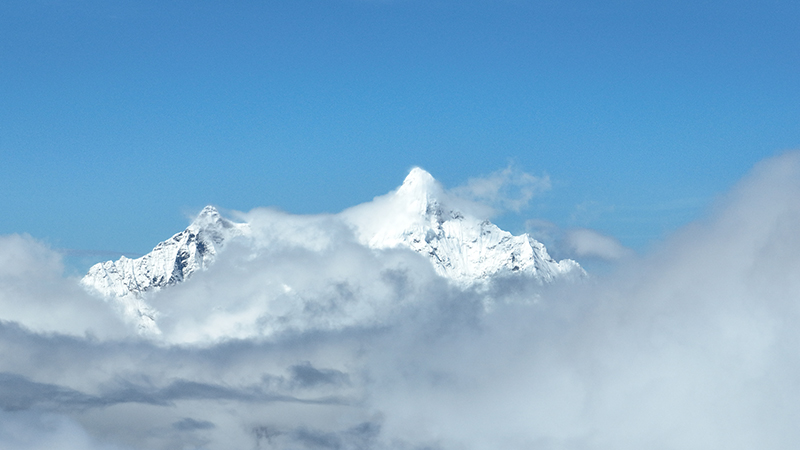 在白馬雪山遙望梅里雪山。德欽縣融媒體中心供圖