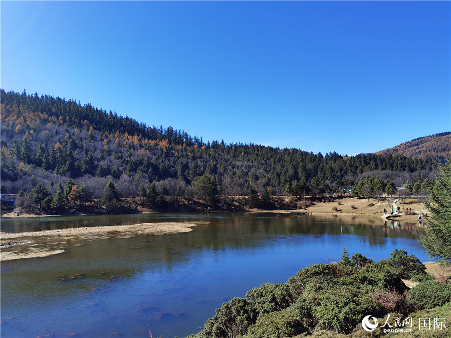 香格里拉國家公園景區(qū)內(nèi)，被譽(yù)為“高原仙子”的屬都湖吸引了眾多游客。人民網(wǎng)記者 杜明明攝