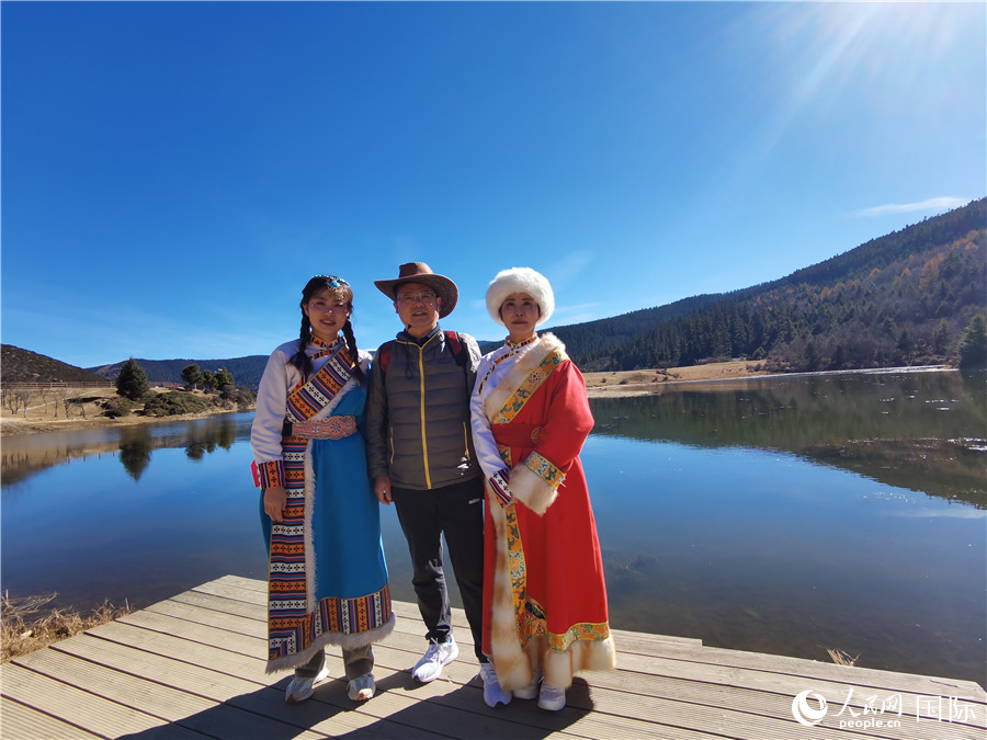 來自安徽合肥的一家三口在香格里拉國家公園景區(qū)內(nèi)拍照留念。人民網(wǎng)記者 杜明明攝