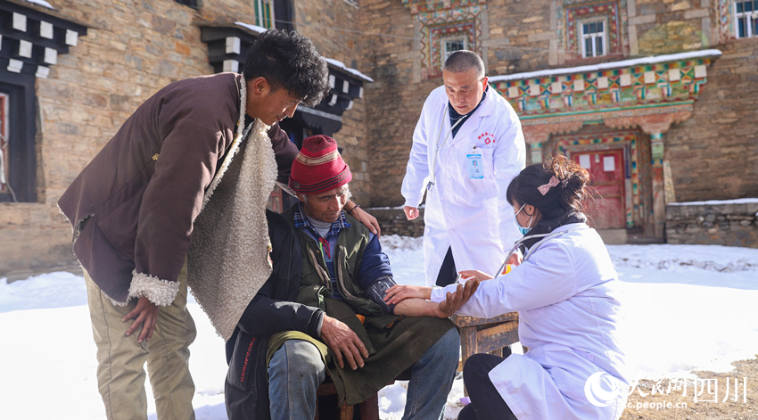 幫扶醫(yī)療小分隊(duì)成員為村民義診。劉學(xué)懿攝