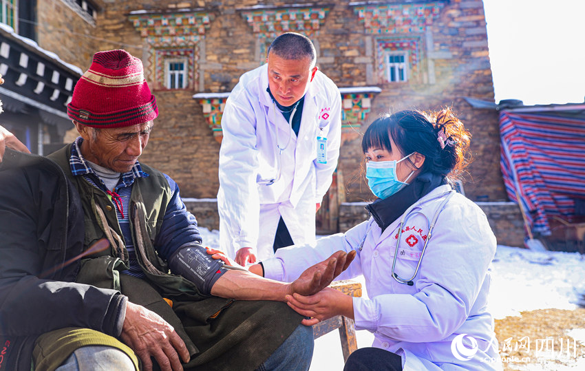 幫扶醫(yī)療小分隊(duì)成員為村民義診。劉學(xué)懿攝