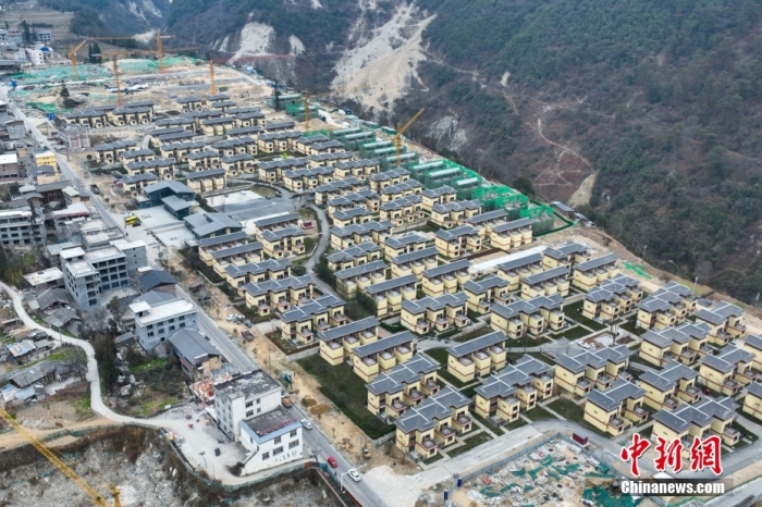 圖為2月1日，瀘定磨西鎮(zhèn)震后重建的安置小區(qū)。(無(wú)人機(jī)照片)<a target='_blank' href='/'><p  align=