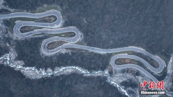 圖為2月1日，震后重建的海螺溝景區(qū)道路。(無人機照片)<a target='_blank' href='/'><p  align=