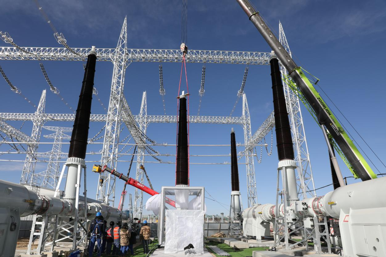 750千伏HGIS套管安裝工作。蒙珝攝