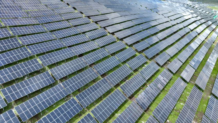 華電金川新能嘎斯都一期20萬千瓦光伏項(xiàng)目。金川縣融媒體中心供圖