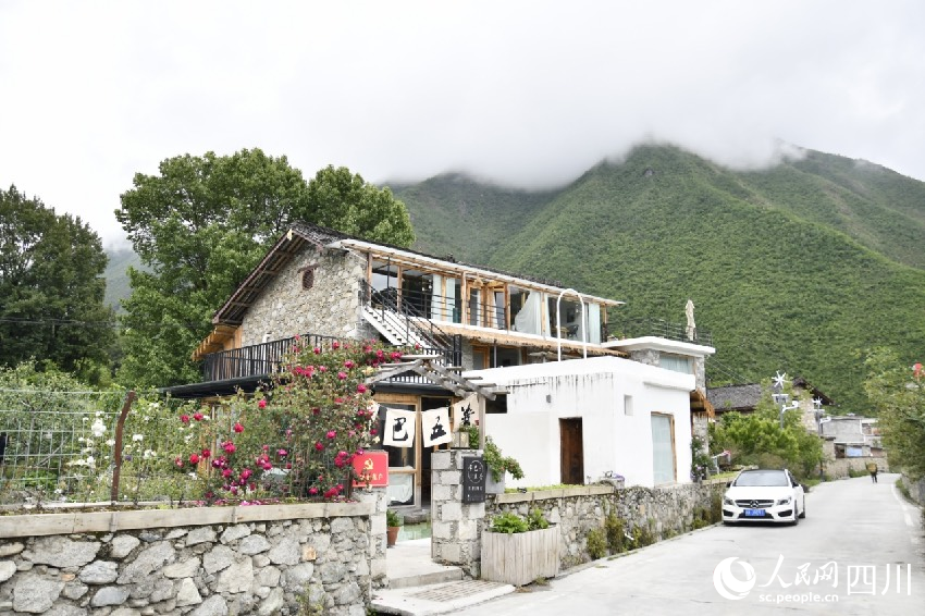 王健爽經(jīng)營(yíng)的民宿——辛巴五普。人民網(wǎng)記者朱虹攝