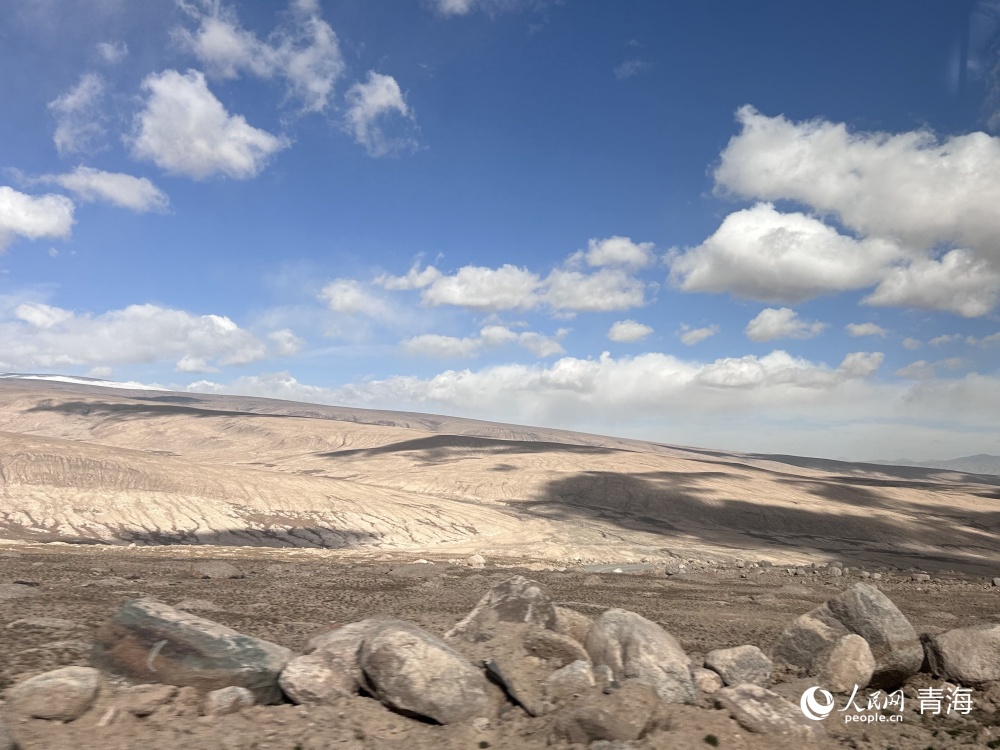 驅(qū)車前往雪山牧場管護站途中。人民網(wǎng) 陳明菊攝