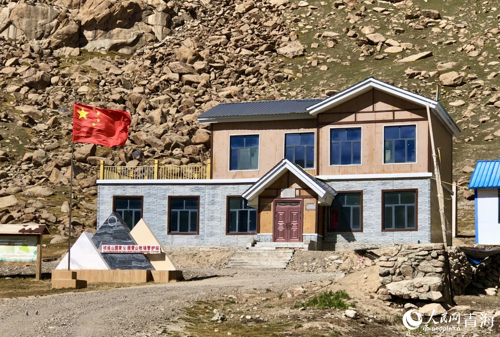 祁連山國家公園雪山牧場管護站的二層小樓。