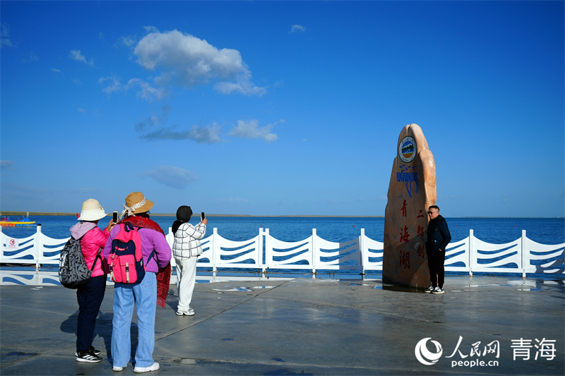 游客在青海湖二郎劍景區(qū)游玩。人民網(wǎng) 況玉攝