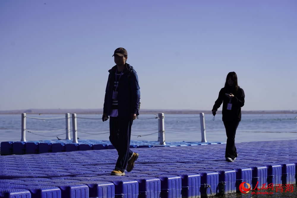 游人漫步在可魯克湖。人民網(wǎng) 陳明菊攝