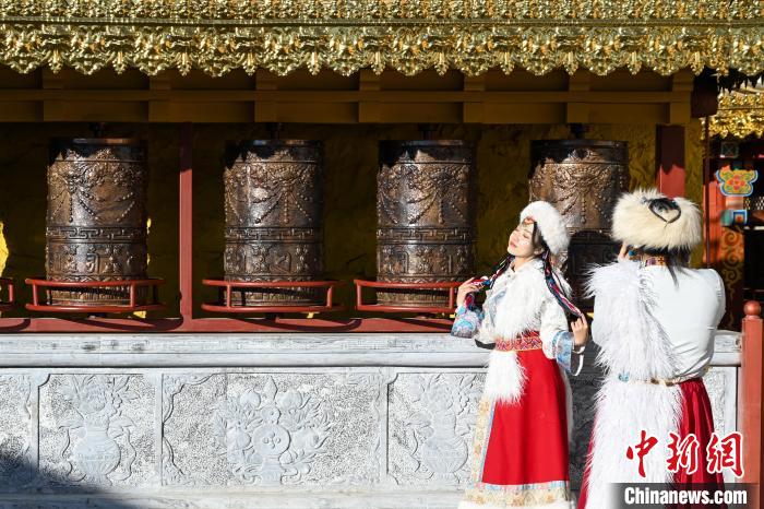 云南香格里拉噶丹松贊林寺冬日旅游熱度不減