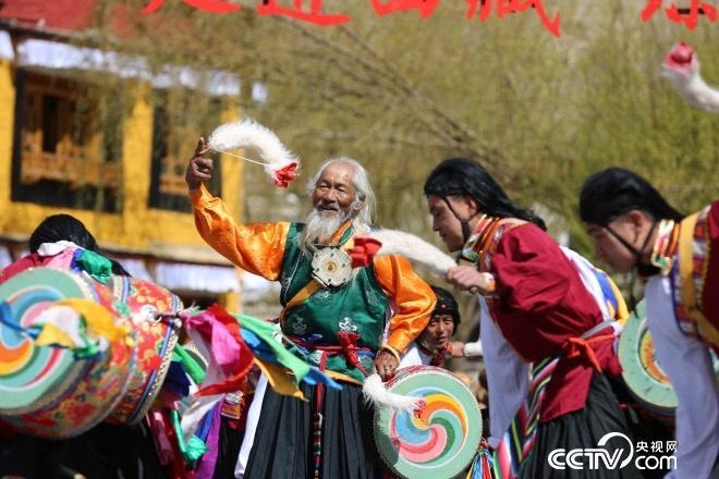 這里的人們，跳著從高原上長(zhǎng)出來(lái)的久河卓舞，舞動(dòng)人生，一代又一代。