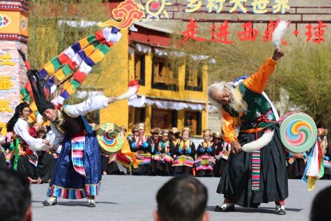 爺孫倆跳起舞來(lái)，鏗鏘有力。