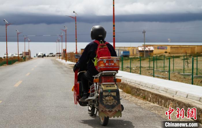 圖為白瑪從家中前往湖邊巡邏?！≮w朗 攝