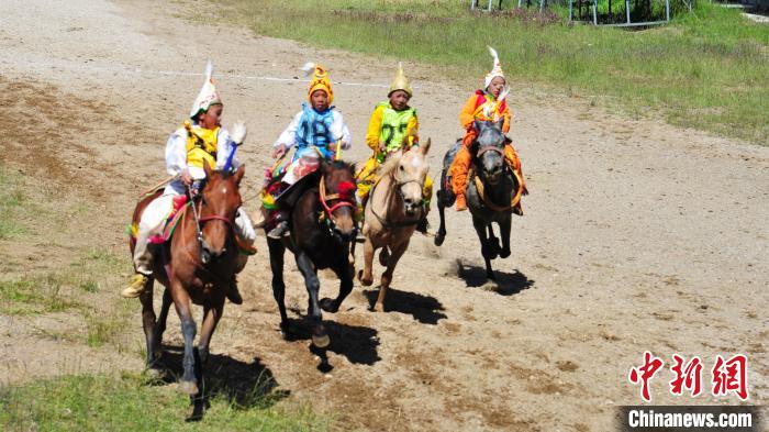 圖為少年騎手在比賽中。　張偉 攝