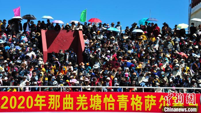 圖為當(dāng)日的比賽吸引了眾多觀眾?！垈?攝