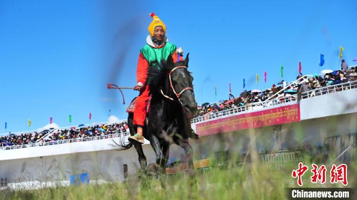 圖為少年騎手在比賽中。　張偉 攝