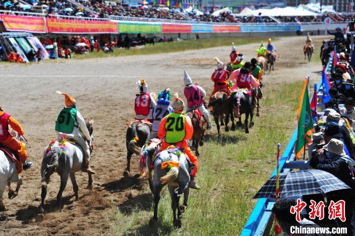 圖為少年騎手在比賽中?！垈?攝