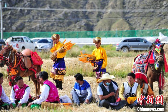 圖為等待登場的農(nóng)牧民演員?！垈?攝