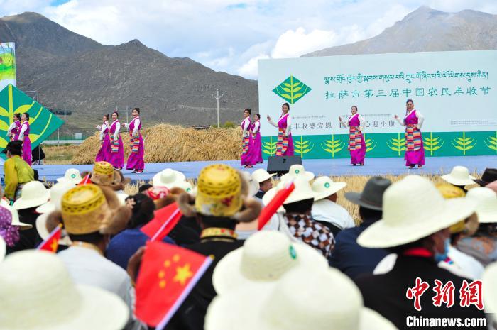 圖為農(nóng)牧民在欣賞文藝表演?！垈?攝