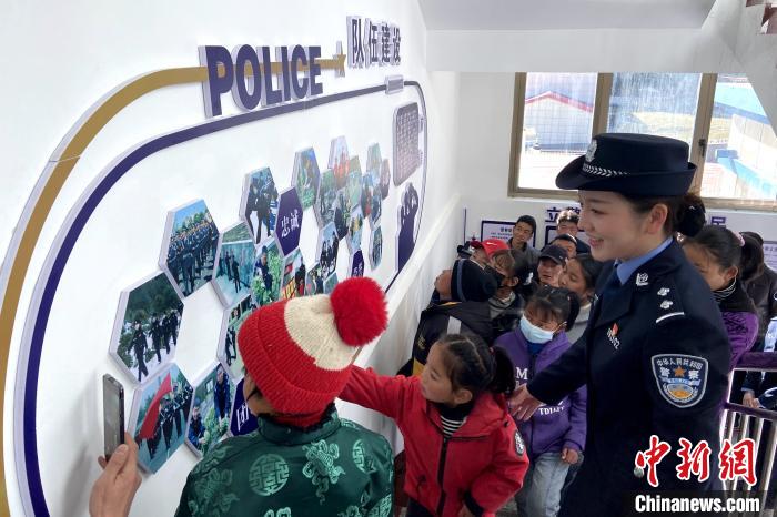 山南邊境管理支隊(duì)勒布邊境派出所舉行警營(yíng)開(kāi)放日活動(dòng)，邀請(qǐng)駐地民眾進(jìn)警營(yíng)，了解民警工作生活?！∏f冀 攝