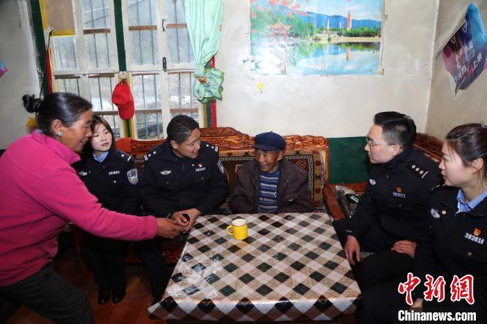 亞?wèn)|出入境邊防檢查站民警走訪(fǎng)慰問(wèn)轄區(qū)困難群眾?！堄陱?qiáng) 攝