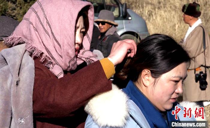 圖為1月13日，電影《雪域青春》群眾演員做拍攝準備?！∝暽＠?攝