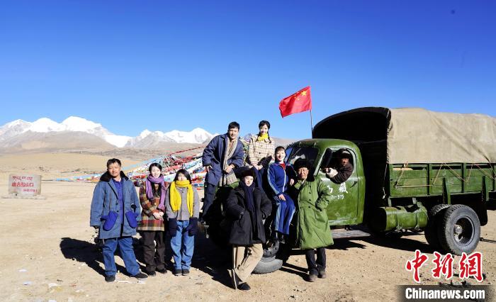 圖為電影《雪域青春》主創(chuàng)團隊在西藏唐古拉山拍攝點。　攝制組供圖 攝