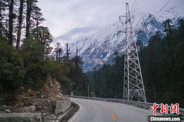 目前唯一進(jìn)出墨脫的公路波墨公路。　何蓬磊 攝