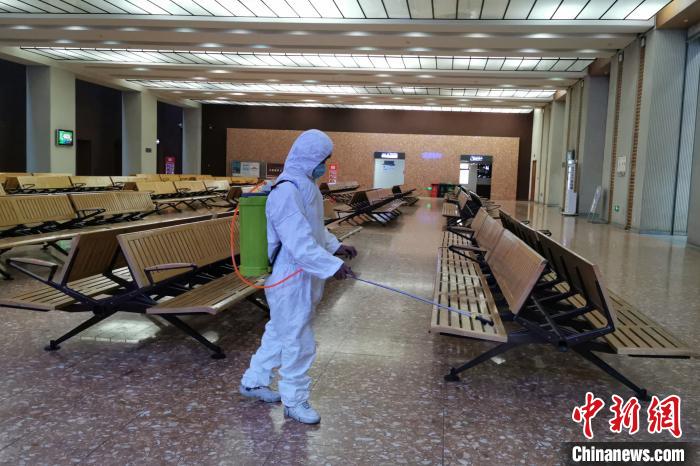 圖為拉薩車(chē)站工作人員在候車(chē)室進(jìn)行消毒?！±詈Ｐ?攝